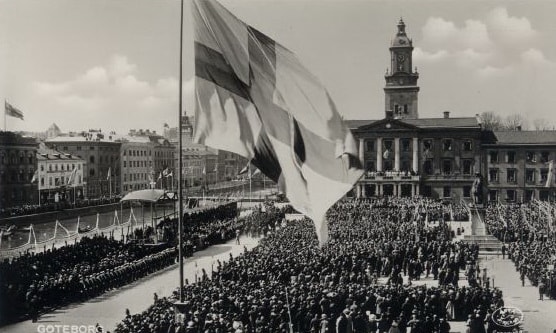 Swedish_flag_on_orthochromatic_film.jpg